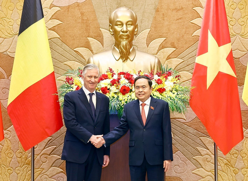 Le président de l'Assemblée nationale du Vietnam, Tran Thanh Man (droite), a rencontré le 1er avril à Hanoï le roi Philippe de Belgique. Photo : VNA