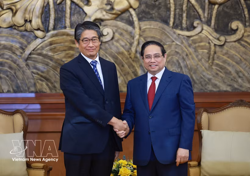 Le Premier ministre Pham Minh Chinh (droite) et l’ambassadeur du Japon au Vietnam, Ito Naoki à Thanh Hoa. Photo : VNA