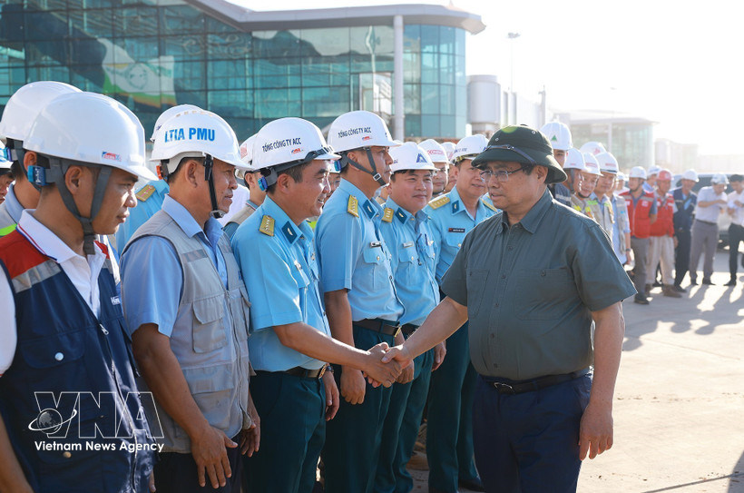 Le Premier ministre Pham Minh Chinh encourage les équipes travaillant sur le chantier du projet de l'aéroport international de Long Thanh. Photo : VNA