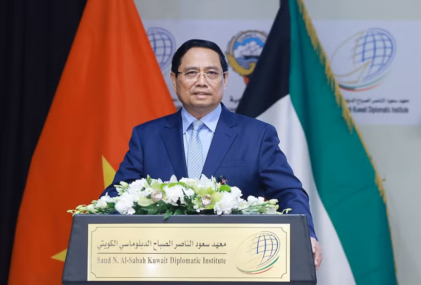 Le Premier ministre Pham Minh Chinh prononce un discours de politique à l’Académie diplomatique du Koweït. Photo : VNA
