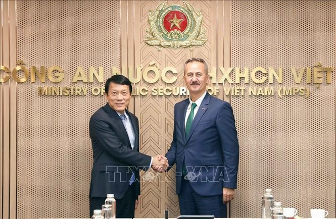 Le général Luong Tam Quang, ministre de la Sécurité publique (gauche) et le président de l’Agence turque de l’industrie de la défense. Photo : VNA