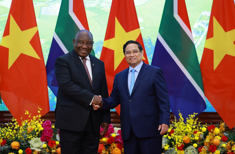 Le Premier ministre Pham Minh Chinh (droite) et le président de la République d’Afrique du Sud, Matamela Cyril Ramaphosa, à Hanoï. Photo : VNA