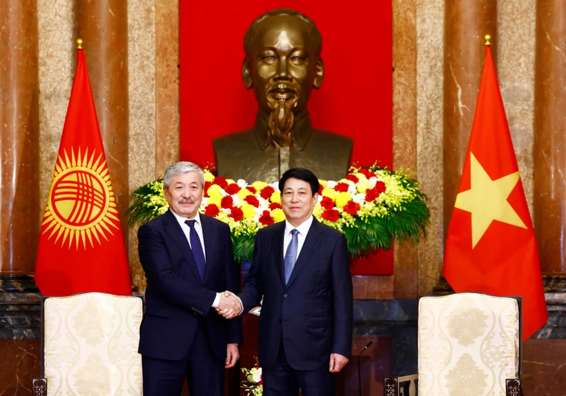 Le président Luong Cuong (droite) et le Premier ministre de la République du Kirghizistan, Adylbek Kasymaliev. Photo : VNA