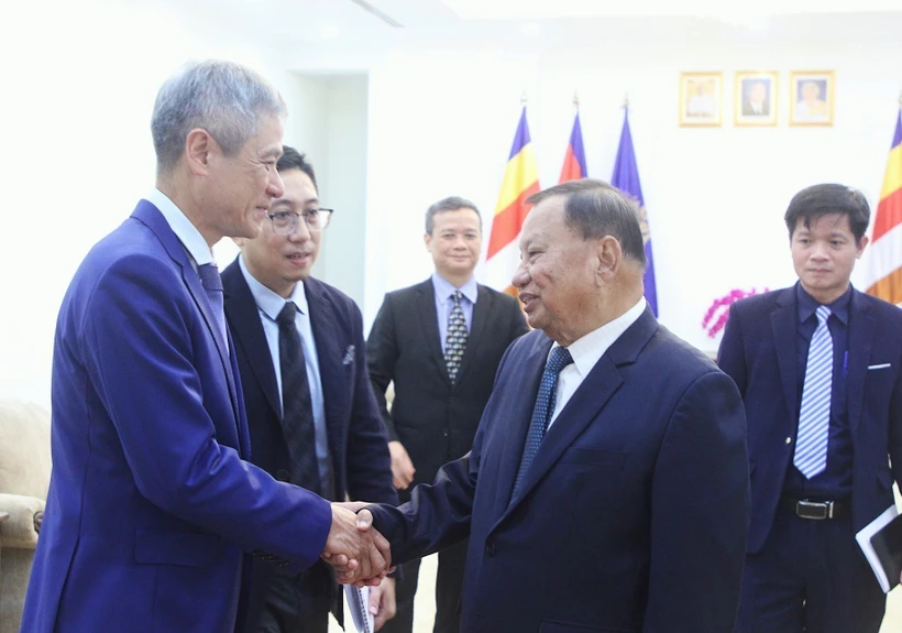 L'ambassadeur du Vietnam Nguyen Minh Vu (gauche) et Samdech Heng Samrin, président honoraire du Parti du peuple cambodgien et président honoraire du Conseil consultatif suprême du roi du Cambodge. Photo : VNA