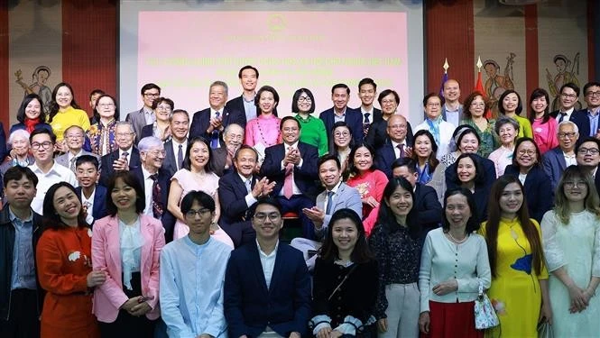 Le Premier ministre Pham Minh Chinh et son épouse rencontrent à Paris, le personnel de l'ambassade du Vietnam et des représentants de la communauté vietnamienne en France. Photo : VNA