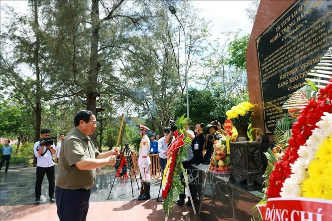 Le Premier ministre Pham Minh Chinh est allé offrir des baguettes d’encens au cimetière de Hang Keo. Photo : VNA
