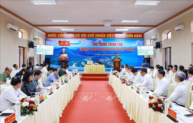 Le Premier ministre Pham Minh Chinh travaille samedi 3 mai avec la Permanence du Comité provincial du Parti de Ba Ria - Vung Tau. Photo : VNA