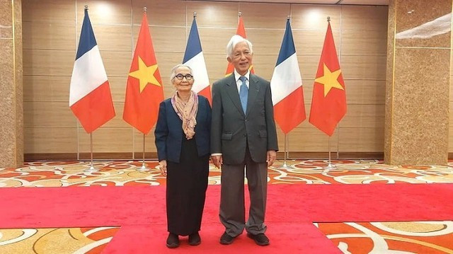 Le professeur Trân Thanh Vân et la professeure Lê Kim Ngoc sont promus au grade d’Officier de la Légion d'honneur (Ordre national de la Légion d'honneur) par le président de la République française. Photo :baochinhphu