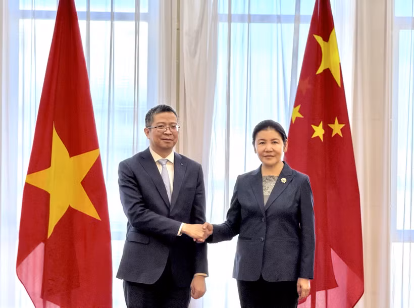 L’ambassadeur du Vietnam en Chine, Pham Thanh Binh, est allé saluer le 19 mars la ministre chinoise de la Justice, He Rong, à l'occasion du début de son mandat en Chine. Photo : VNA