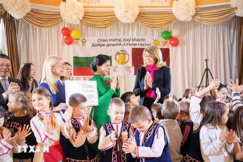 Mme Ngo Phuong Ly et Mme Desislava Radeva à l'école maternelle Zvanche n°2. Photo : VNA
