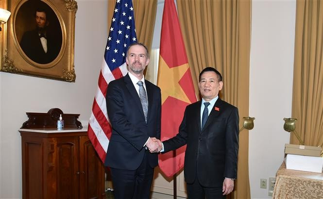 Le vice-Premier ministre Ho Duc Phoc (droite) rencontre le 9 avril 2025 (heure locale), à Washington, le représentant américain au Commerce, Jamieson Greer. Photo : VNA