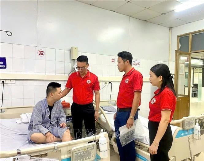 Des dirigeants de la Croix-Rouge provinciale de Quang Ninh rendent visite aux victimes. Photo : VNA