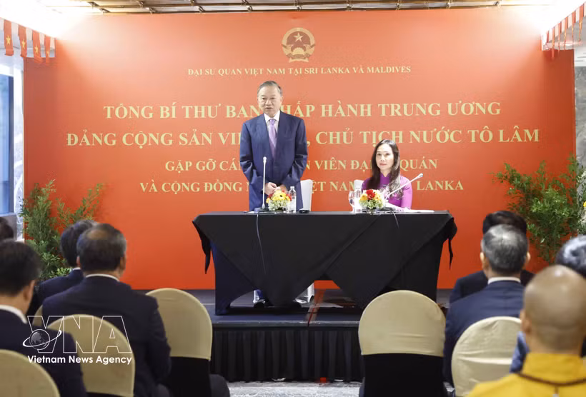 Le secrétaire général du Parti et président To Lam, rencontre les cadres des représentations vietnamiennes ainsi que la communauté vietnamienne au Sri Lanka. Photo : VNA
