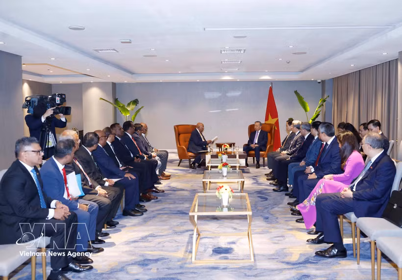 Le secrétaire général du Parti communiste du Vietnam et président vietnamien, To Lam, rencontre à Colombo, Mohan Pandithage, PDG du groupe Hayleys PLC. Photo : VNA