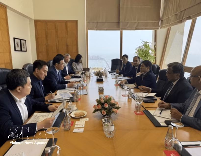 Le ministre vietnamien de l’Industrie et du Commerce Le Manh Hung travaille avec les dirigeants du groupe Essar. Photo : VNA
