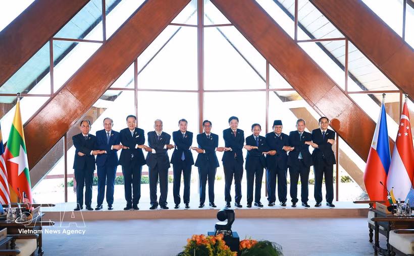 Le Premier ministre vietnamien, Le Minh Hung et les dirigeants de l'ASEAN participant à la session restreinte des dirigeants de l’ASEAN à Cebu. Photo : VNA