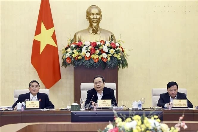 Le président de l'Assemblée nationale, Tran Thanh Man (centre) prend la parole lors de la séance de discussion. Photo : VNA