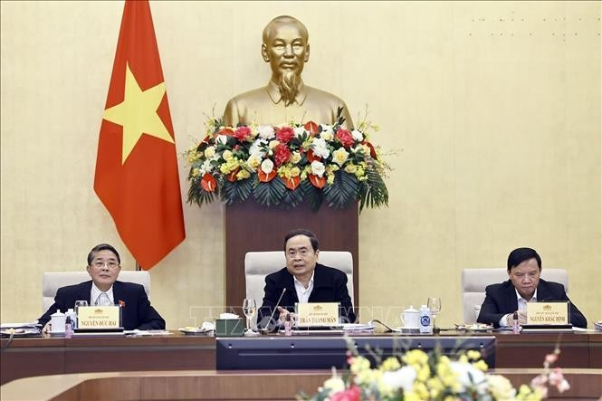Le président de l'Assemblée nationale, Tran Thanh Man (centre) prend la parole lors de la séance de discussion. Photo : VNA