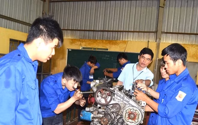 Formation professionnelle pour les travailleurs ruraux, les travailleurs issus de ménages pauvres, quasi-pauvres et récemment sortis de la pauvreté à Tuyen Quang. Photo : https://laodong.vn
