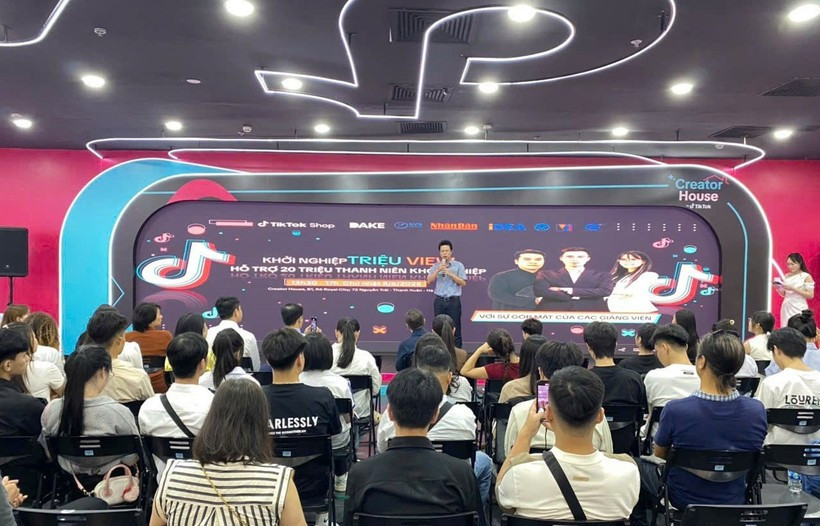 La formation à l’entrepreneuriat numérique intitulé "L'entrepreneuriat à millions de vues – Soutenir 20 millions de jeunes dans la création d'entreprise", organisée à Hanoï. Photo : nhandan.vn