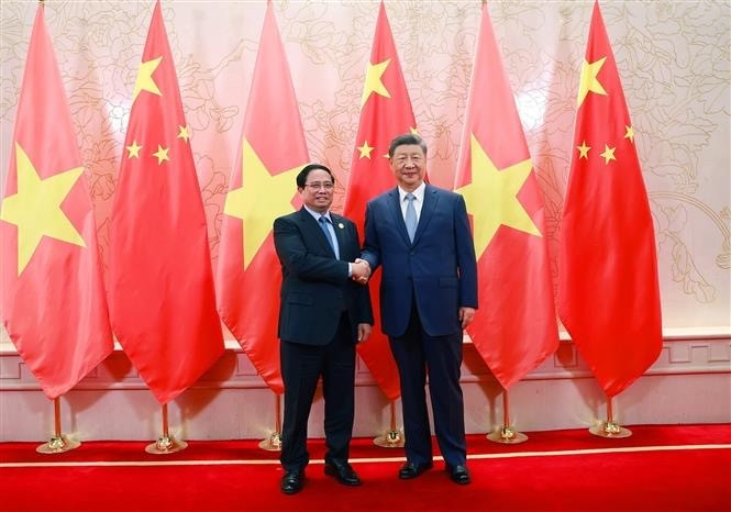 Le Premier ministre vietnamien Pham Minh Chinh (gauche) s’est entretenu le 31 août, à Tianjin, avec le secrétaire général du Parti communiste chinois et président chinois, Xi Jinping. Photo : VNA