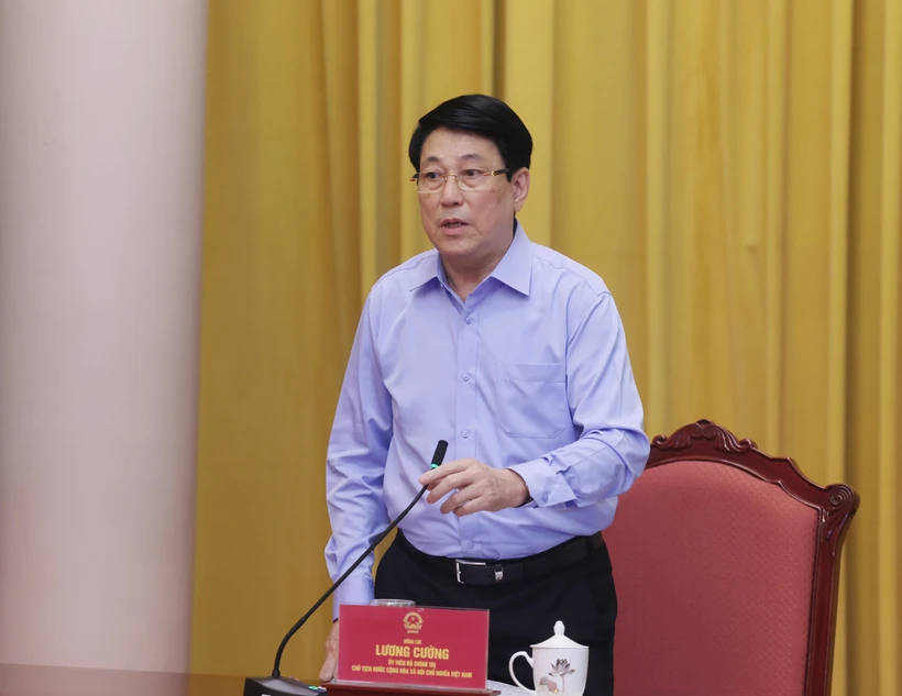 Le président Luong Cuong travaille avec le Bureau du président sur le bilan du mois de juin et les priorités pour le mois de juillet. Photo : VNA