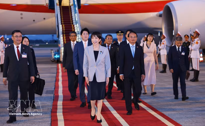 La Première ministre japonaise Takaichi Sanae arrive à Hanoï pour une visite officielle au Vietnam. Photo : VNA