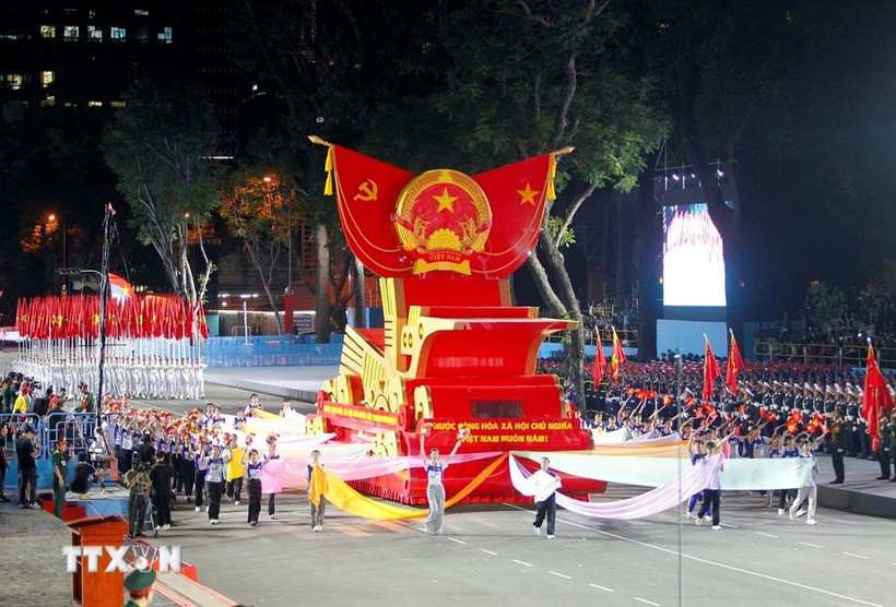 Défilé de chars arborant l'emblème national du Vietnam lors de la deuxième répétition du défilé le 25 avril 2025. Photo : VNA