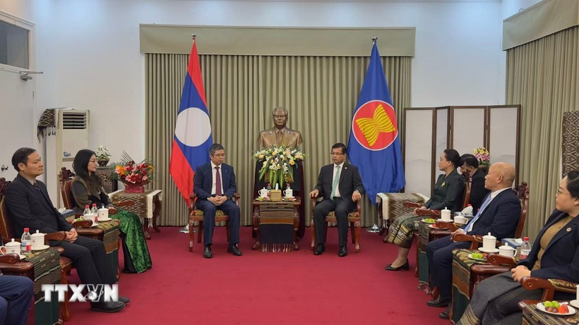 Le 1er décembre à Pékin, l’ambassadeur du Vietnam en Chine, Pham Thanh Binh, est venu féliciter l’ambassade du Laos. Photo : VNA