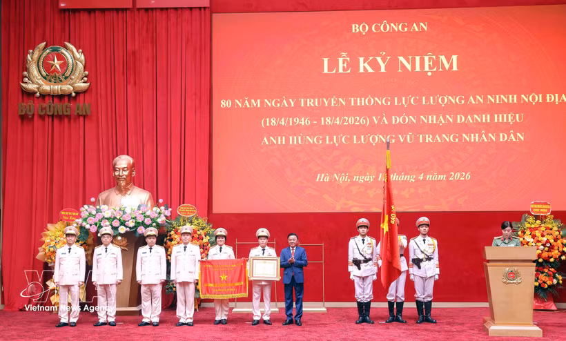 Tran Cam Tu remet le titre de Héros des Forces armées populaires au Département de la sécurité intérieure. Photo : VNA