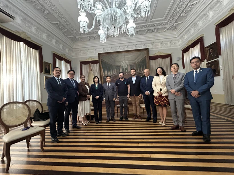 Des ambassadeurs de l'ASEAN au Brésil et le maire de Belém, Igor Normando. Photo : VNA