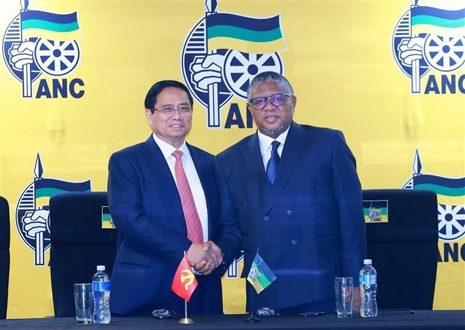 Le Premier ministre Pham Minh Chinh a rencontré, dans l’après-midi du 21 novembre (heure locale), àJohannesburg , Fikile Mbalula, secrétaire général de l’African National Congress. Photo : VNA