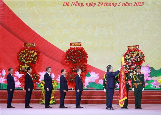 To Lam a décerné la Médaille du Travail de première classe au Comité du Parti, aux autorités et au peuple de Da Nang. Photo : VNA