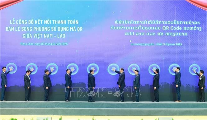 La cérémonie de lancement du service bilatéral de connexion de paiement de détail via code QR entre le Vietnam et le Laos. Photo : VNA