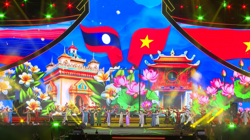 Le spectacle « Vietnam–Laos : Épopée de l’amitié » à Vientiane. Photo : VNA