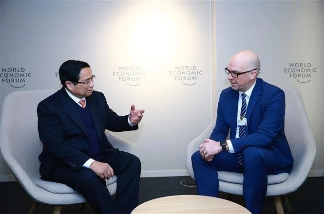 Le Premier ministre Pham Minh Chinh (gauche) et le Premier ministre du Liechtenstein, Daniel Risch à Davos. Photo : VNA