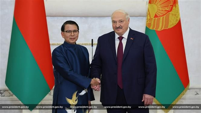 L’ambassadeur du Vietnam en Biélorussie, Nguyên Van Trung et le président biélorusse, Alexandre Loukachenko à Minks. Photo : VNA