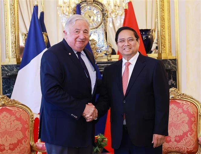 Le Premier ministre Pham Minh Chinh (droite) et le président du Sénat français, Gérard Larcher à Paris. Photo : VNA