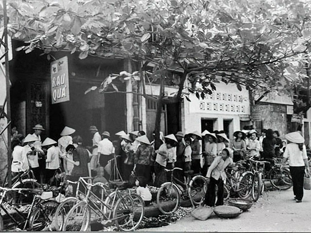 Faire la queue pour acheter de la nourriture pendant la période de subvention. Photo d'archives : VNA
