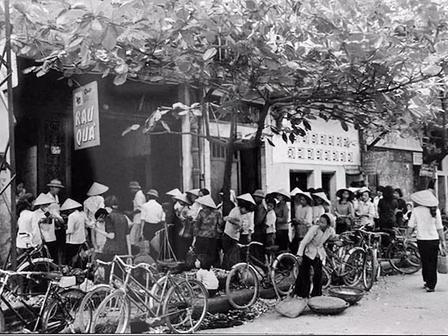 Faire la queue pour acheter de la nourriture pendant la période de subvention. Photo d'archives : VNA