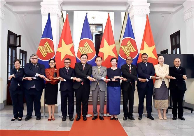Lê Hoai Trung, ministre par intérim des Affaires étrangères, a reçu, le 11 septembre à Hanoï, les ambassadeurs et chargés d’affaires des pays de l’ASEAN ainsi que du Timor-Leste à Hanoï, venus lui présenter leurs félicitations à l’occasion de sa récente prise de fonction. Photo : VNA