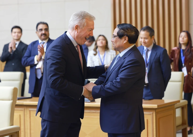 Le Premier ministre Pham Minh Chinh (droite) et le PDG du Conseil des affaires États-Unis-ASEAN, Ted Osius. Photo : VNA