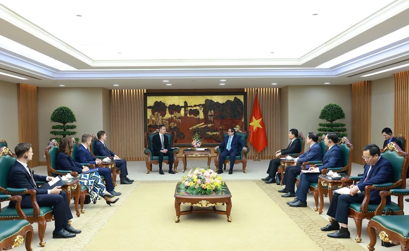 Le rencontre entre le Premier ministre Pham Minh Chinh et le ministre hongrois des AE et du Commerce extérieur Péter Szijjártó. Photo : VNA