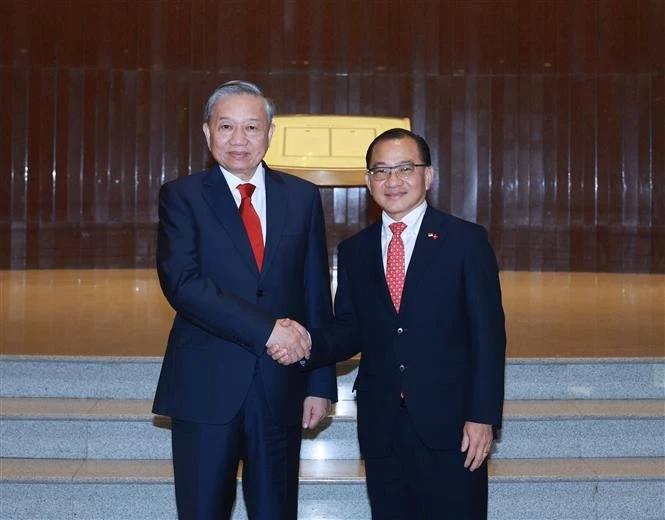 Le président du Parlement singapourien, Seah Kian Peng rencontre à Singapour le secrétaire général du Comité central du Parti communiste du Vietnam To Lam (gauche). Photo : VNA