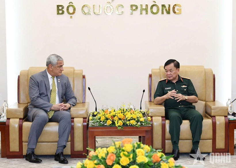 La rencontre entre Kelly McKeague, directeur de la DPAA et le général de corps d'armée Hoang Xuan Chien (droite) à Hanoï. Photo : VNA