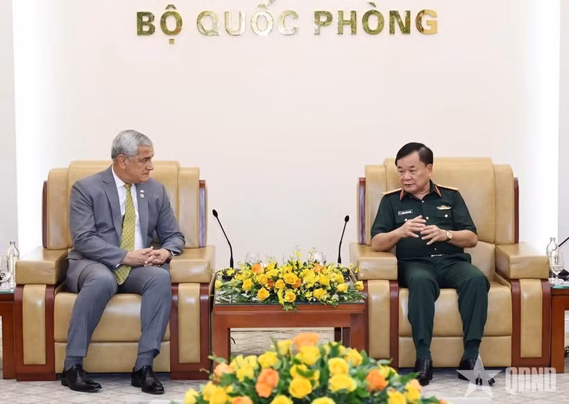 La rencontre entre Kelly McKeague, directeur de la DPAA et le général de corps d'armée Hoang Xuan Chien (droite) à Hanoï. Photo : VNA