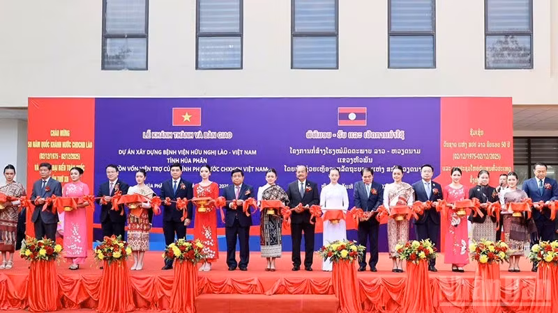 La cérémonie d’inauguration et de remise de l’Hôpital d’amitié Laos – Vietnam de la province de Houaphanh (Nord du Laos). Photo : nhandan