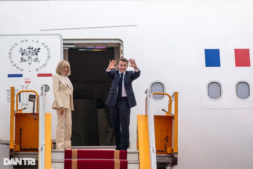 Le président français Emmanuel Macron et son épouse font adieu au Vietnam avant le décollage de l'avion de l'aéroport de Noi Bai. Photo : dantri.com.vn
