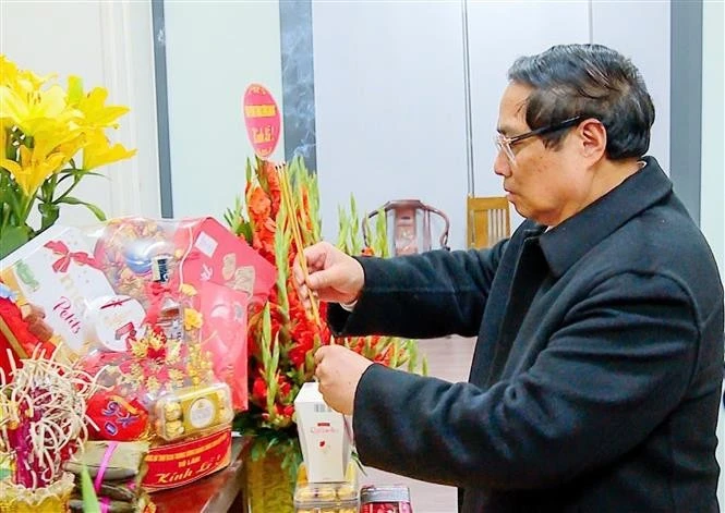 Le Premier ministre Pham Minh Chinh offre l'encens pour commémorer l'ancien SG Nguyen Phu Trong. Photo : VNA