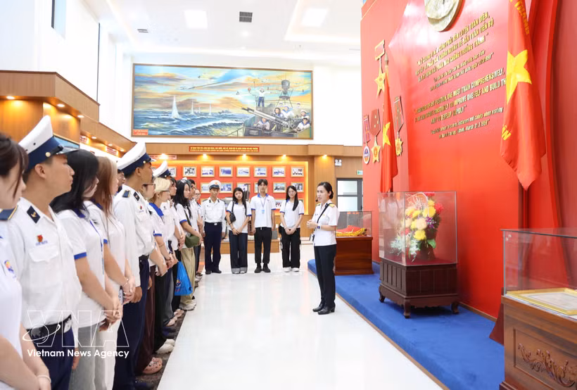 Des activités immersives à Khanh Hoa permettent aux jeunes Vietnamiens à l'étranger de mieux comprendre l'histoire et les traditions de leur pays. Photo : VNA